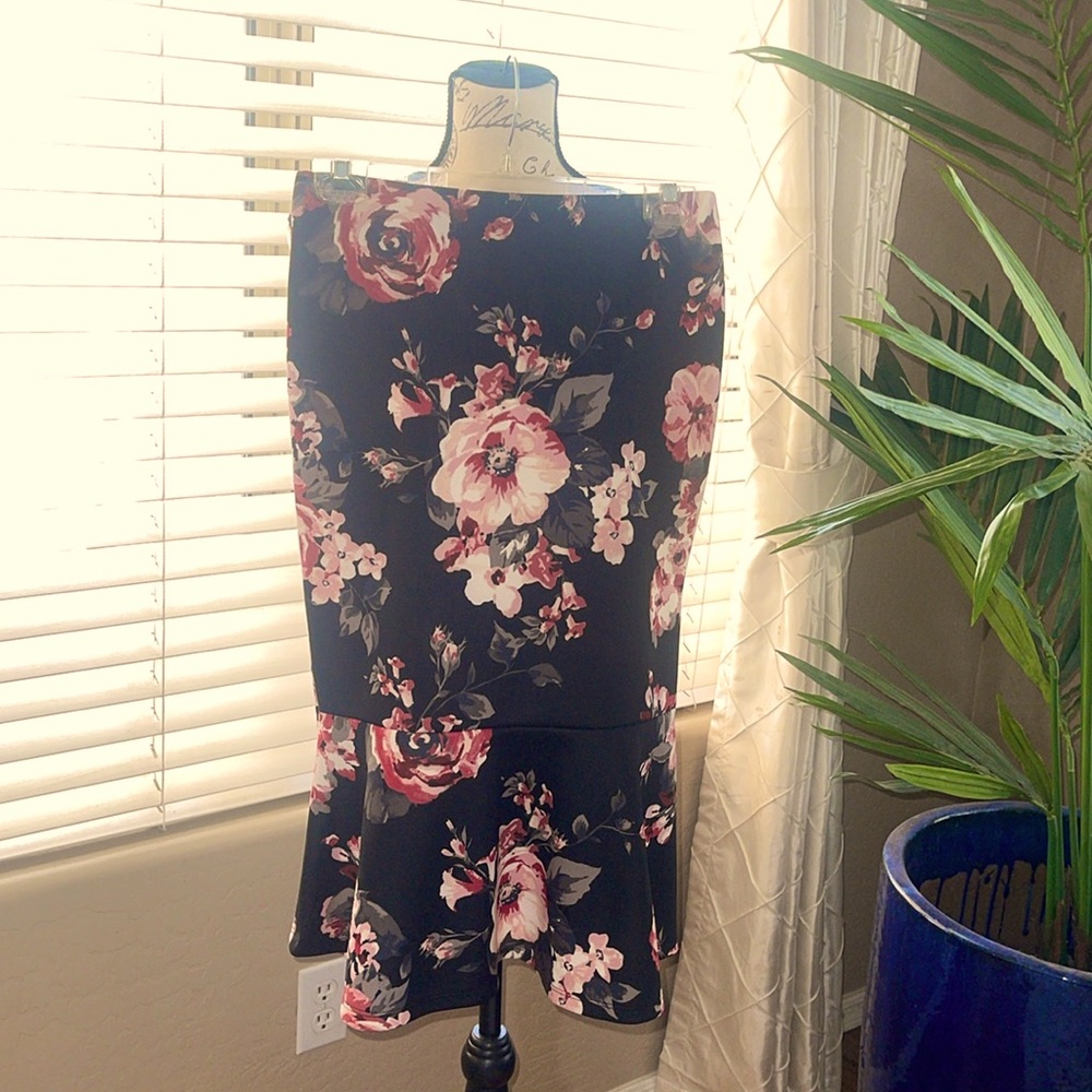 Haute Monde- Flattering Floral Skirt Size M
